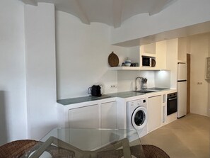 Frigorífico, microondas, horno y placa de cocina