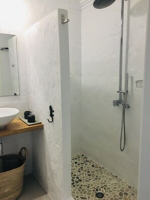 Shower, hair dryer, towels, soap - Beachfront apartment with private garden, wifi and parking space (Jávea)