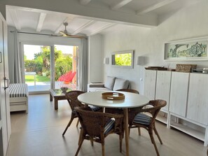 Dining - Beachfront apartment with private garden, wifi and parking space (Jávea)