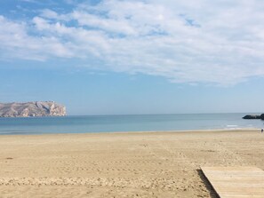 On the beach, sun-loungers - Beachfront apartment with private garden, wifi and parking space (Jávea)