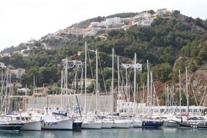 Marina - Beachfront apartment with private garden, wifi and parking space (Jávea)