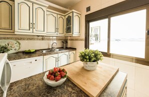 Microwave, oven, stovetop, dishwasher - Spacious apartment with terrace. 3bed in the center (Madrid)