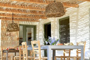 Outdoor dining - Oleander Country House (Egeo)