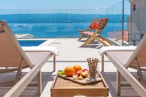 Terrace/patio - Luxurious VILLA LAPIS - heated pool, sauna, gym and spa, 120m to sandy beach (Duće)