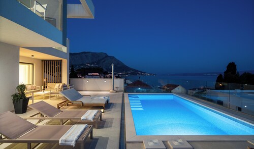 Luxurious VILLA LAPIS - heated pool, sauna, gym and spa, 120m to sandy beach