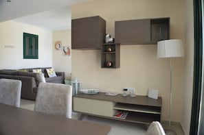 Smart-TV, DVD-spiller og bøker
