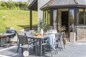 تناول الطعام بالخارج