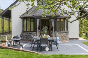 Outdoor dining - Overlooking the lakes of Roserrow, April Cottage is in an enviable location. (Wadebridge)