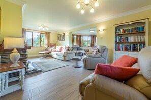 Smart TV, books, music library - Overlooking the lakes of Roserrow, April Cottage is in an enviable location. (Wadebridge)