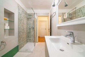 Kombination af bruser/badekar, hårtørrer, bidet, håndklæder