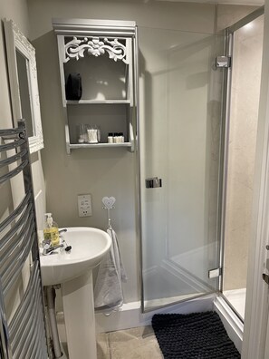 Shower, hair dryer, towels, soap - 17th Century converted Coach House in Shaftesbury, Dorset (Shaftesbury)
