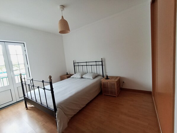 3 عدّة غرف نوم ومكتب ومكواة/لوح كي وخدمة الإنترنت