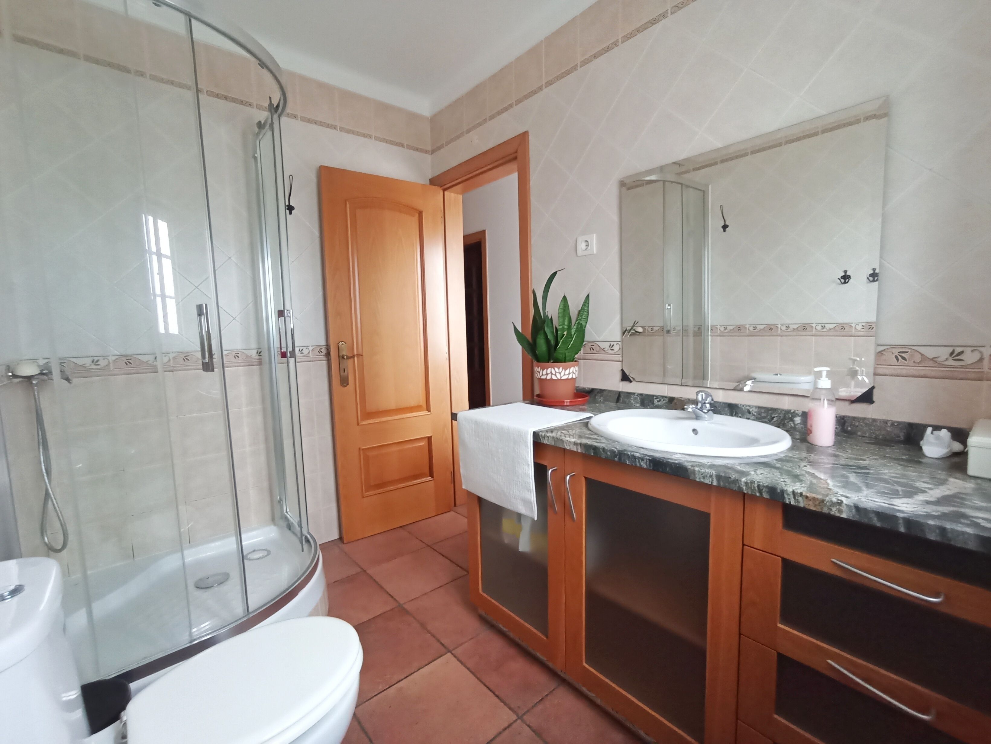 Duschwanne, Haartrockner, Bidet, Handtücher
