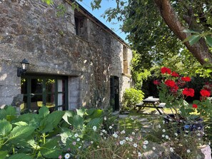 Outdoor dining - Higher Boden Barn Conversion In An Idyllic Rural Setting (Helston)