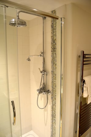 Combined shower/tub, towels