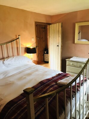 4 bedrooms, desk, iron/ironing board, free WiFi - Higher Boden Barn Conversion In An Idyllic Rural Setting (Helston)