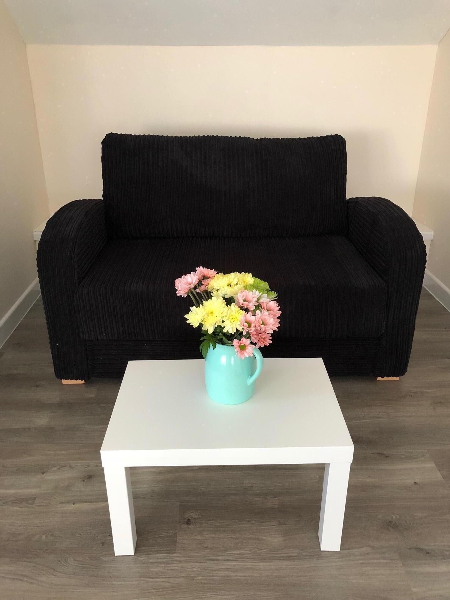 Edge of Glastonbury and Street Town Centre, 2 Bedroom Apt with Parking.