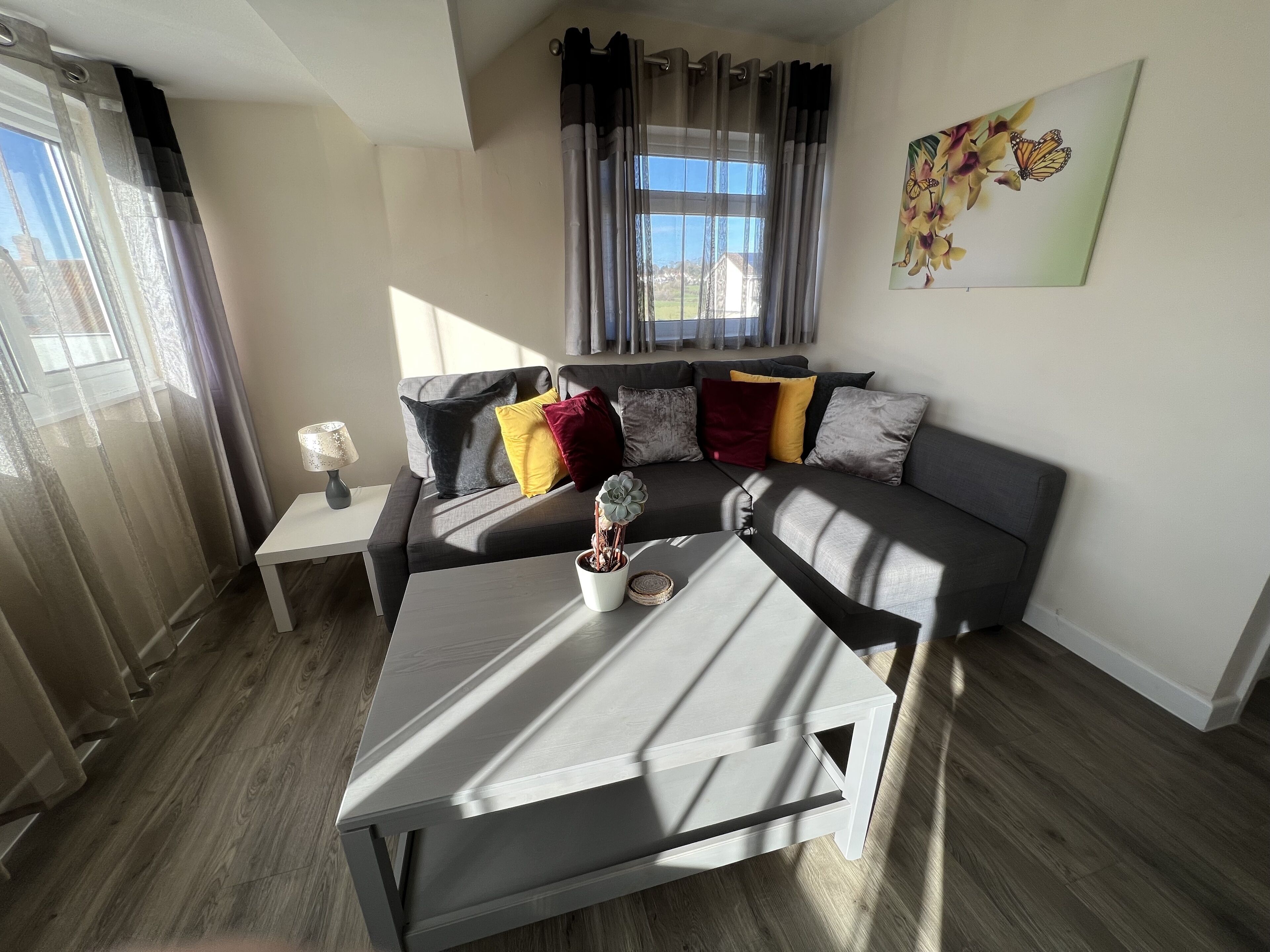 Edge of Glastonbury and Street Town Centre, 2 Bedroom Apt with Parking.