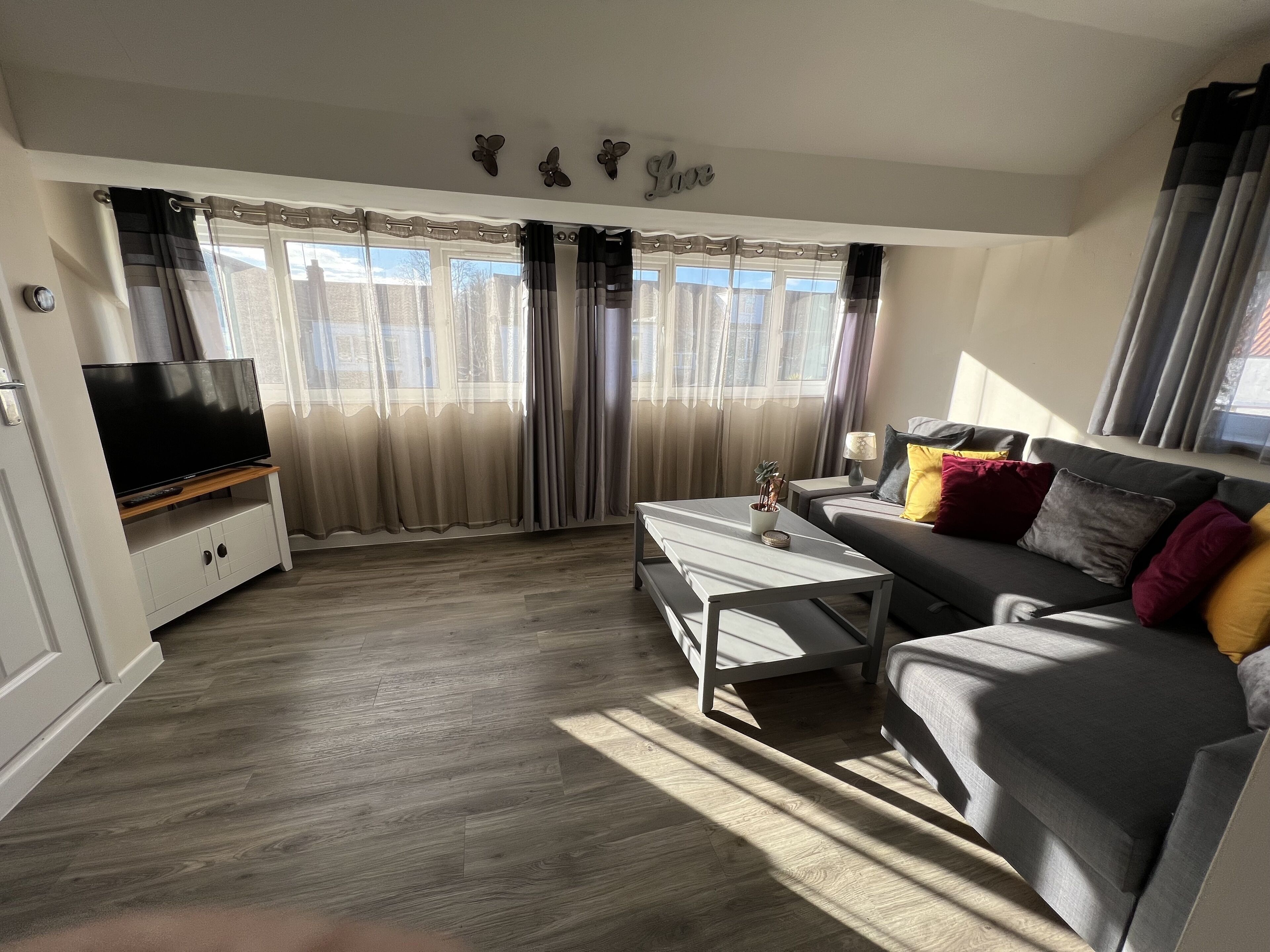 Edge of Glastonbury and Street Town Centre, 2 Bedroom Apt with Parking.