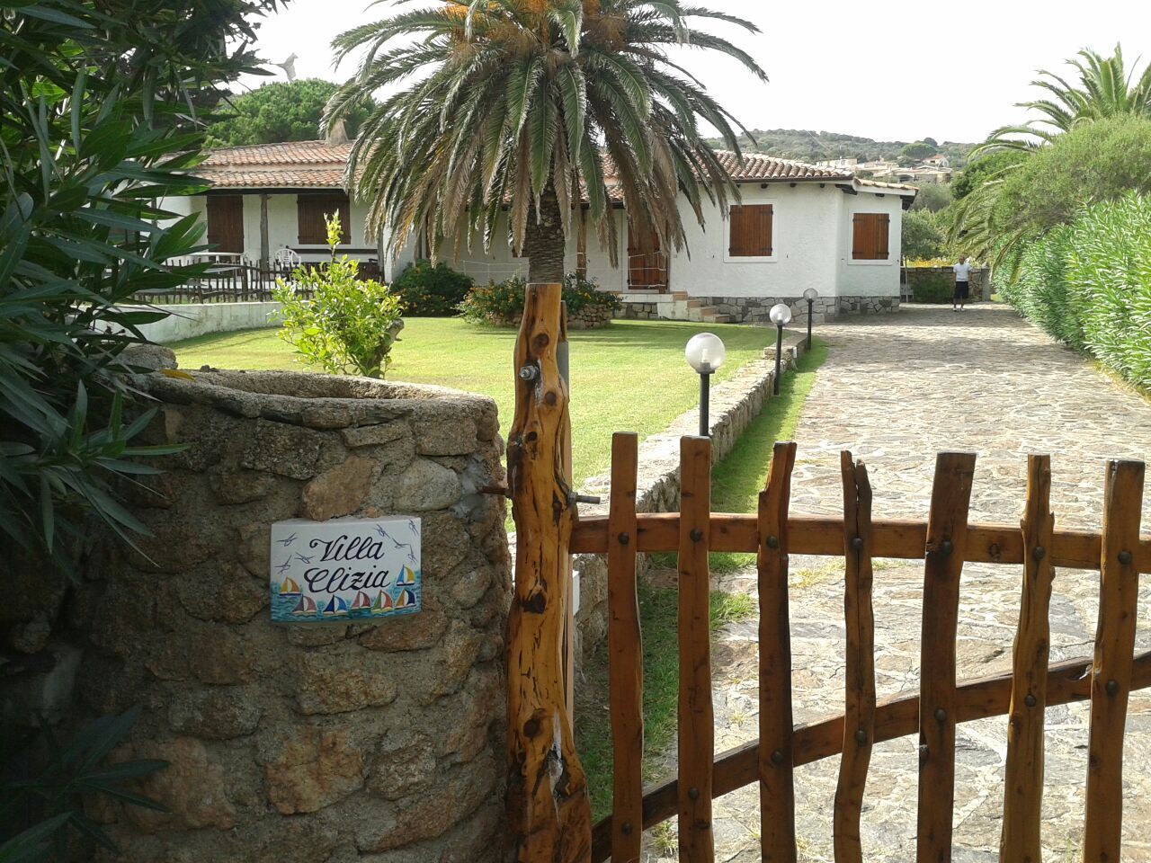 Independent villa with large garden and swimming pool 50 meters from the sea