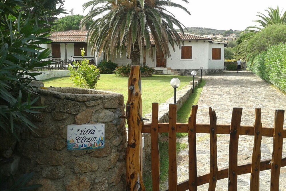 Independent villa with large garden and swimming pool 50 meters from the sea