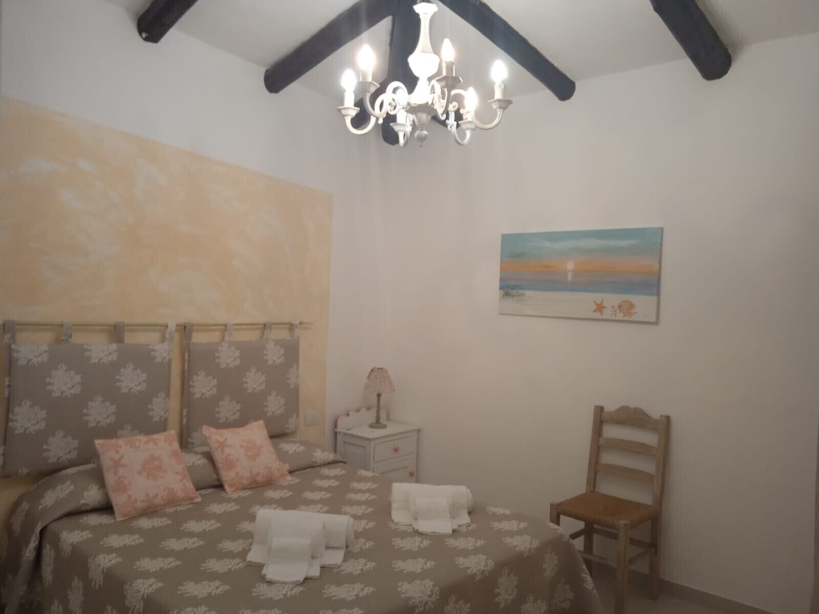 Independent villa with large garden and swimming pool 50 meters from the sea