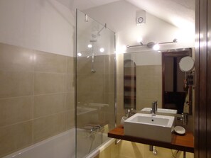 Combined shower/bathtub, bidet, towels, soap - 2-bedr. Harmony villa with garden 250 meters from Patacho sea beach (Vila Nova de Milfontes)
