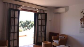 6 makuuhuonetta, tallelokero huoneessa, silitysrauta/-lauta