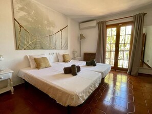 6 عدّة غرف نوم وخزنة داخل الغرفة ومكواة/لوح كي وسرير سفر