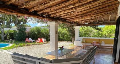 Villa con piscina privada, BBQ, AC, WiFi gratis en Playa d' en Bossa