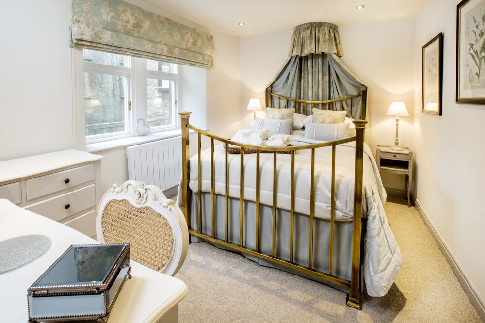 THE STABLES - converted one bedroom apartment dating back to 1870