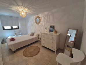 3 habitaciones, tabla de planchar con plancha y cuna de viaje