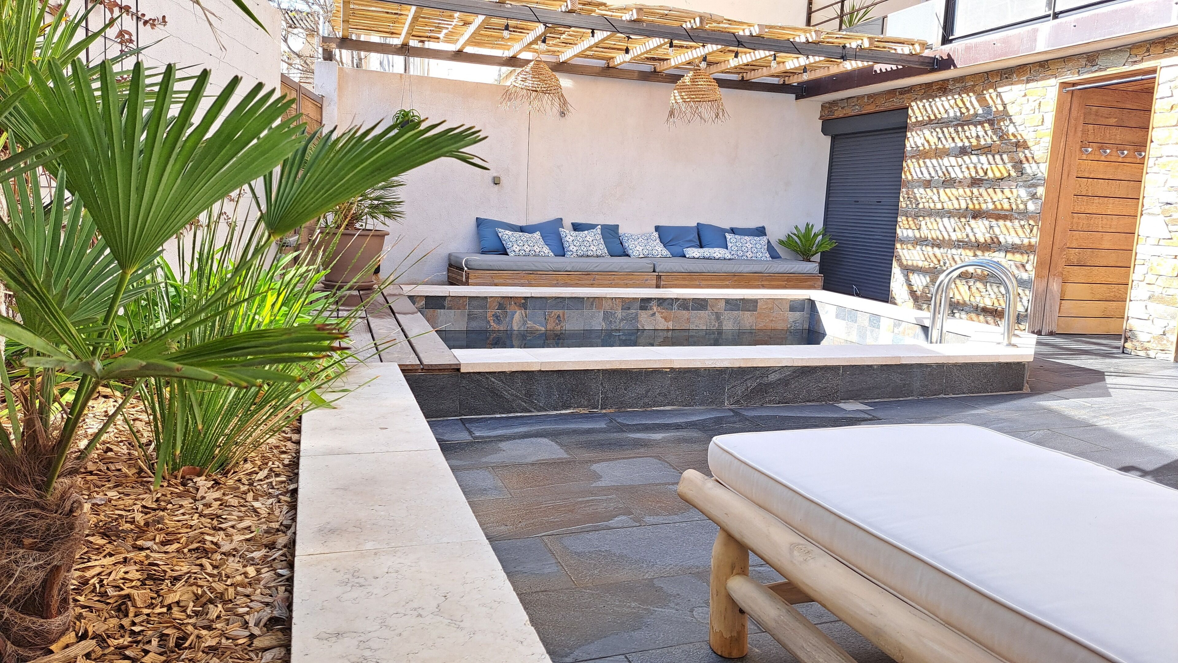 Beautiful townhouse, 8 people, outdoor / swimming pool, 10 minutes from Cassis and La Ciotat beaches