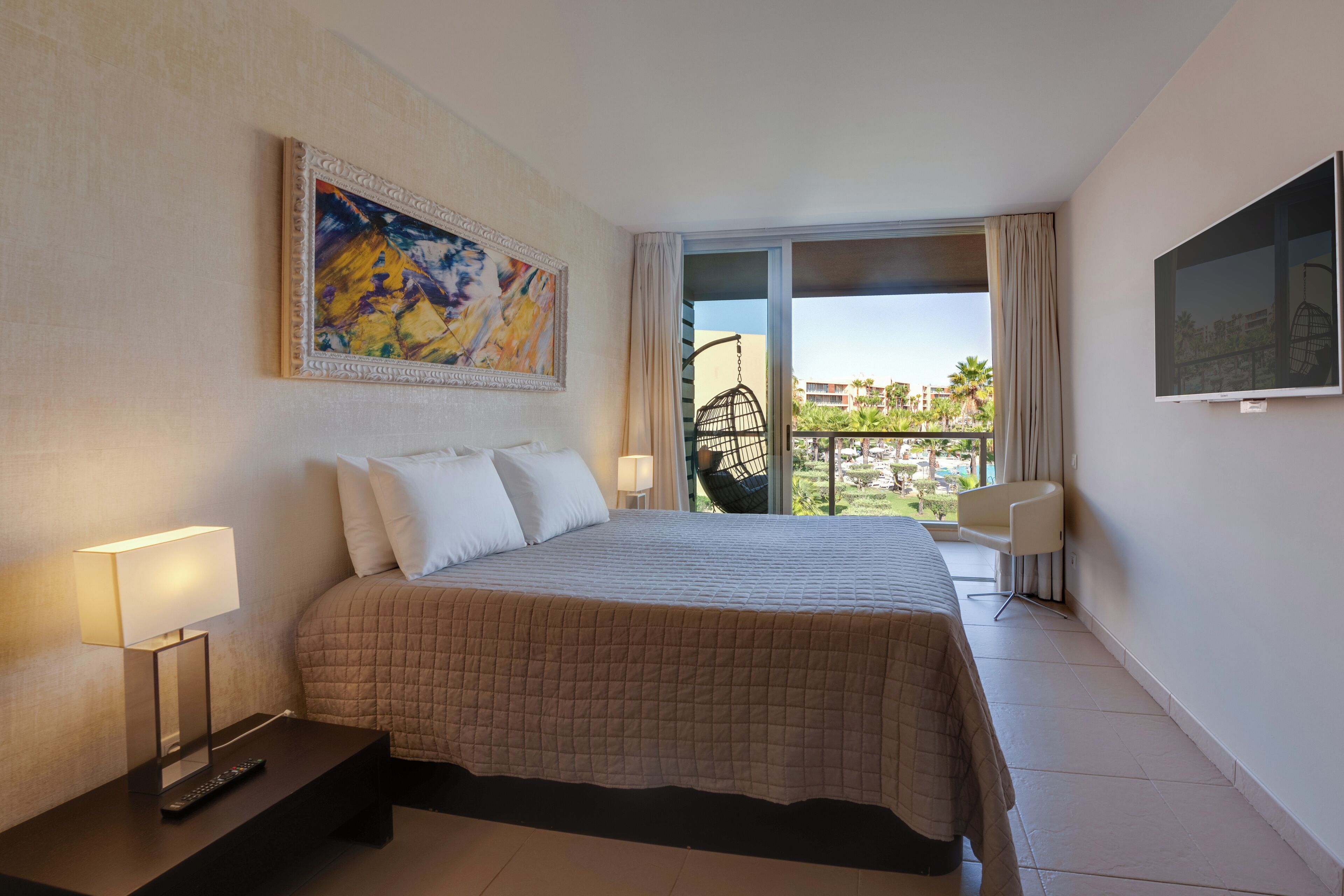 Suite with bathroom opening onto a 17-meter balcony.