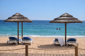 Plage à proximité, chaises longues
