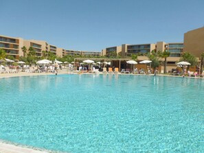 Piscine extérieure, chaises longues