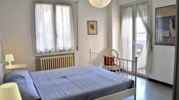 2 Schlafzimmer, Schreibtisch, Bügeleisen/Bügelbrett, WLAN