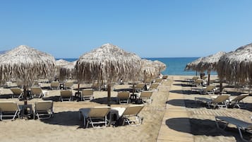 Perto da praia, espreguiçadeiras, toalhas de praia
