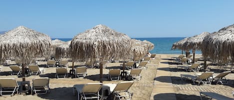 Nära stranden, solstolar och strandhanddukar