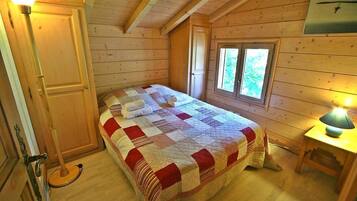 4 bedrooms, iron/ironing board, travel crib, free WiFi