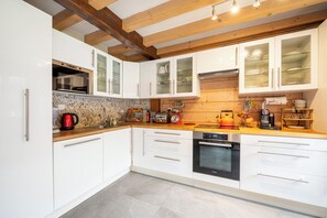 Kühlschrank, Mikrowelle, Ofen, Herdplatte