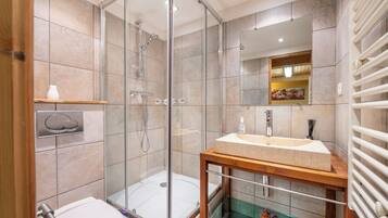 Ensemble douche/baignoire, sèche-cheveux, serviettes fournies