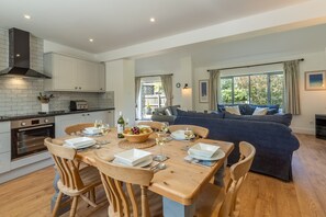 Interior - A stunning holiday home located in the Curved Stables at Roserrow. (Wadebridge)