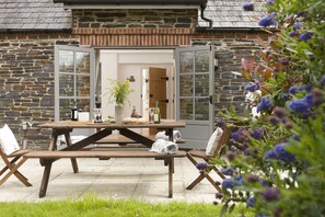 Outdoor dining - A stunning holiday home located in the Curved Stables at Roserrow. (Wadebridge)