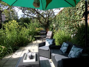 Outdoor dining - Detached Holiday Cottage, Close To Market Town Of Hesdin . (Tortefontaine)