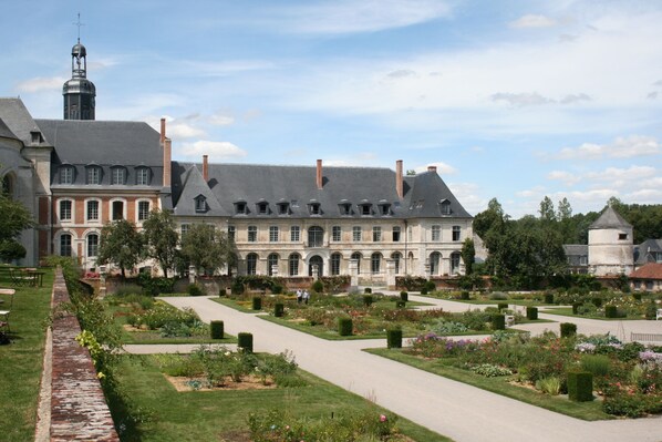 Property grounds - Detached Holiday Cottage, Close To Market Town Of Hesdin . (Tortefontaine)