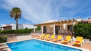 A swimming pool with sun loungers, a covered patio, and a palm tree. - IDEAL LARGE FAMILIES, facing the sea and a few meters from the beach of Binibeca (Binibequer)