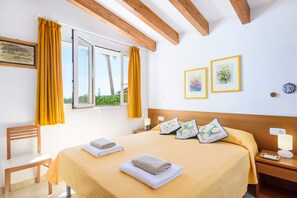5 bedrooms, iron/ironing board, WiFi, bed sheets