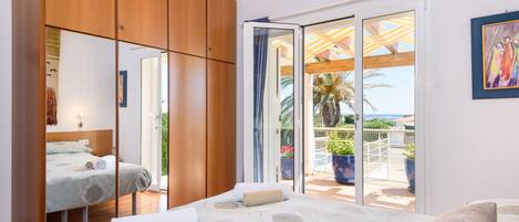 5 bedrooms, iron/ironing board, WiFi, bed sheets