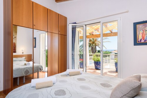 IDEAL LARGE FAMILIES, facing the sea and a few meters from the beach of Binibeca